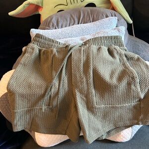 Men’s green lulu lemon at ease shorts 7 inch inseam size MEDIUM